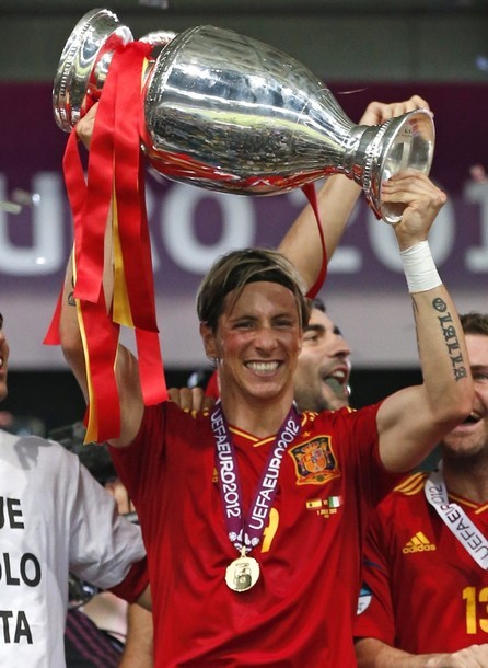 Torres giành "Vua phá lưới", ngang hàng với 5 ngôi sao khác về số bàn nhưng thi đấu ít phút nhất.
